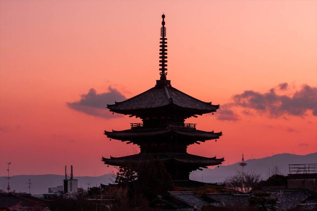 Yasaka-no-to (Pagoda of Yasaka) at Hokanji TempleEvening View　