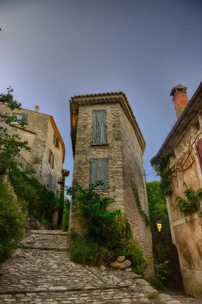 Crestet、a small but beautiful village in the south of France