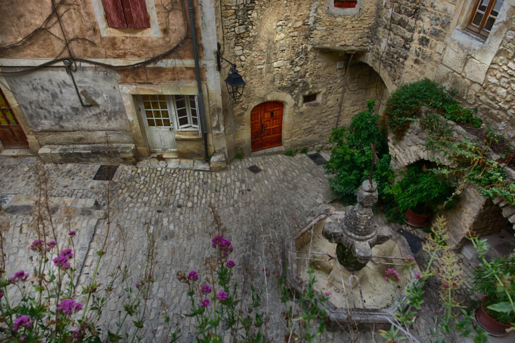 Crestet、a small but beautiful village in the south of France