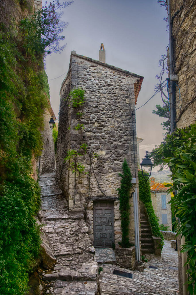 Crestet、a small but beautiful village in the south of France